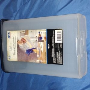 Plastic storage container